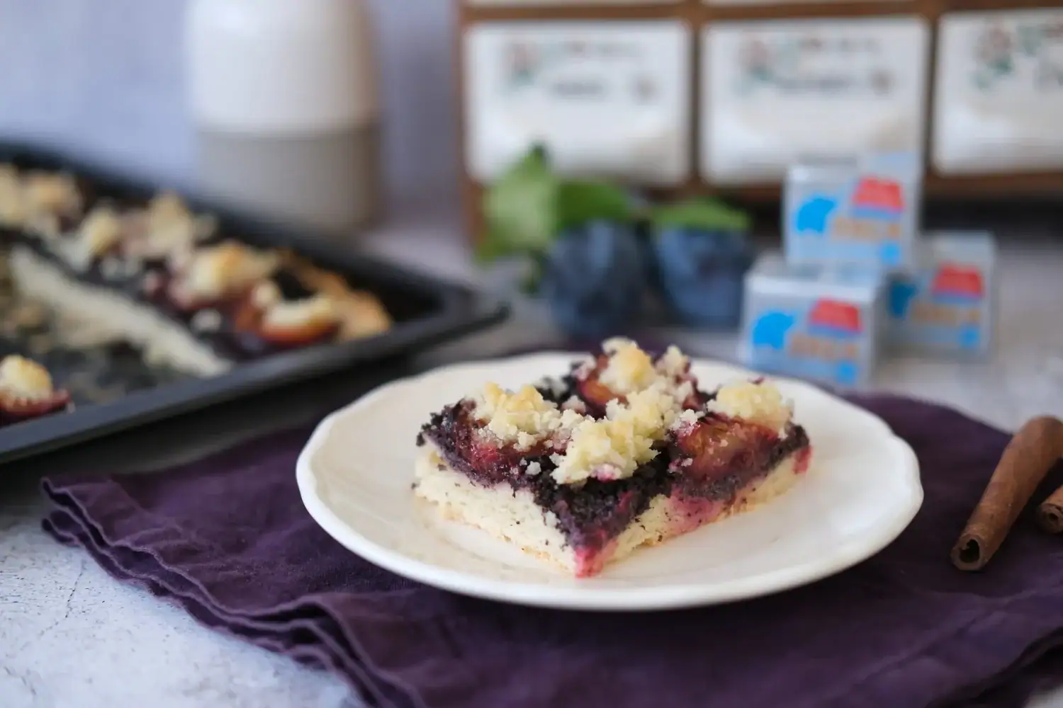 Slivkový makový koláč s posýpkou