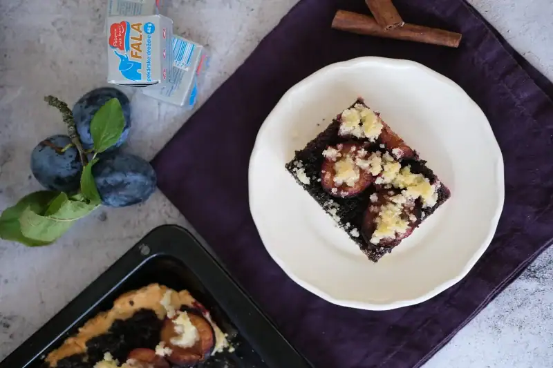 Slivkový makový koláč s posýpkou