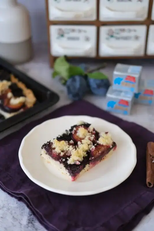 Slivkový makový koláč s posýpkou